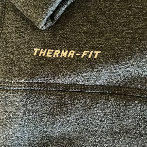 Nike, therma-fit sweatshirt in gray. - Picture 7 of 9